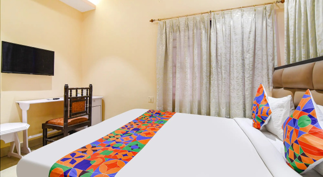 Номер Deluxe FabHotel Aayash - Nr City Center Metro Station