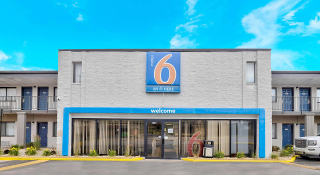 Motel 6 Chicago West - Villa Park, Book Motel Dupeydzh-Kaunti hoteller med pool, Swimmingpool