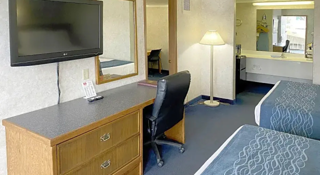 Четырёхместный номер Premium Econo Lodge Inn & Suites Lake Of The Ozarks