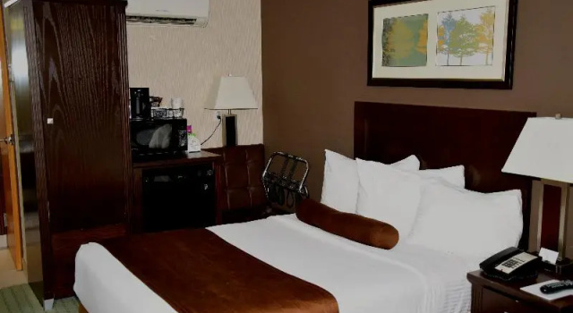 Четырёхместный номер Standard Coast Lethbridge Hotel & Conference Centre
