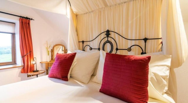 Lakeside Escape, Stone Countryside Cottage,  Feriehus Handforth hoteller med parkering, Parkering
