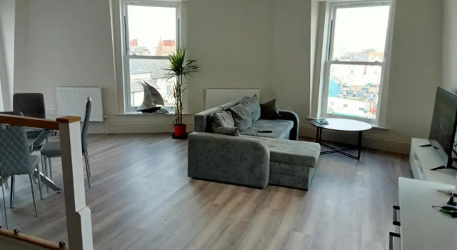 Glorious Duplex Holiday Apartment By The Sea, Забронировать Апартаменты/квартира Отели Богнор-Риджис с парковкой, рядом с Железнодорожный вокзал города Богнор-Риджис, Парковка