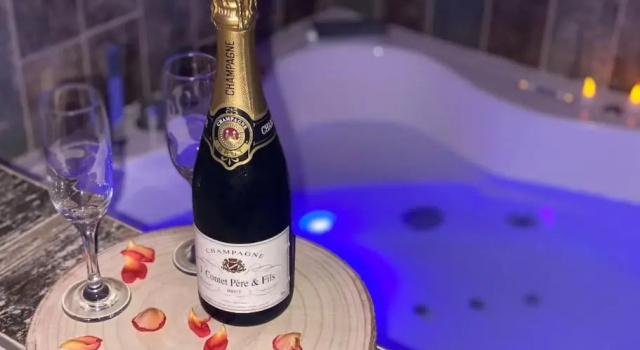 Апартаменты Loveroom auriol, romantique et coquine