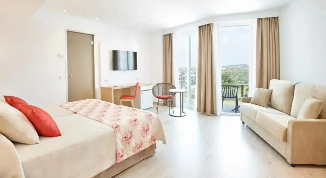 Семейный номер Standard с балконом Universal Hotel Perla