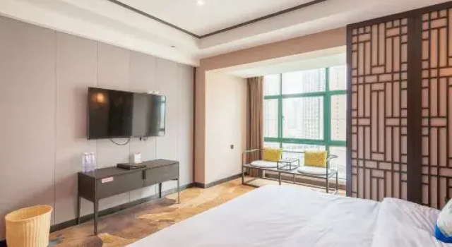 Люкс Deluxe Golden Quaker Hotel (Zhumadian West High-speed Railway Station)