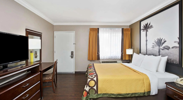 Двухместный номер Accessible Super 8 by Wyndham Los Angeles-Culver City Area
