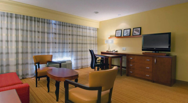 Двухместный люкс с 2 комнатами Courtyard by Marriott Madison East