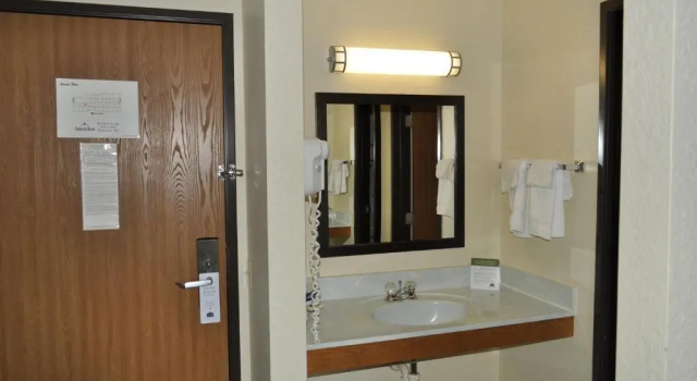 Номер Standard AmericInn by Wyndham Plymouth