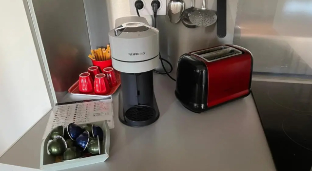 Appartement mignon calme douillet ascenseur clim étage élevé proche parking et toutes commodités au coeur du Toulon historique, Забронировать Апартаменты/квартира Отели Var coast с парковкой, Парковка