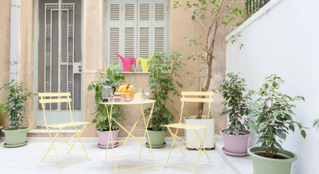 Апартаменты c 1 комнатой Grandma's Chic & Bright Athenian Home with a Patio