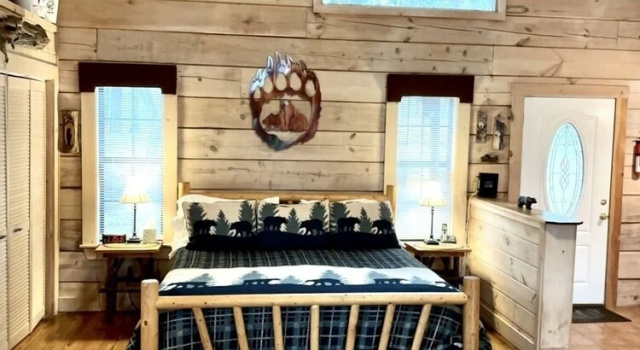 Perfectly private! Hot tub, king sized bed, grill, washer/dryer, and motorcycle friendly! Studio Cabin by RedAwning, Забронировать Дом для отпуска Дактаун Теннесси