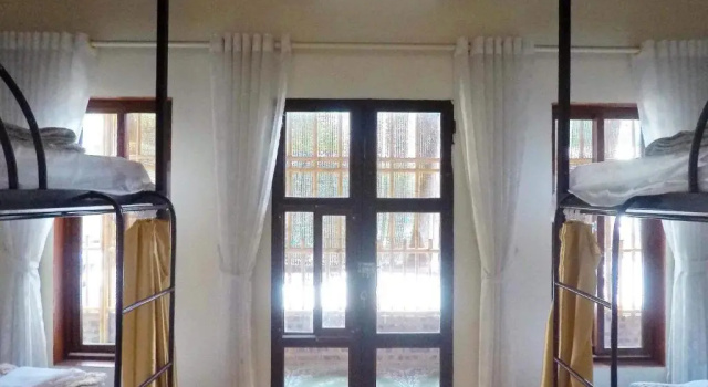 Кровать в общем номере Tam Coc Moonlight Bungalow