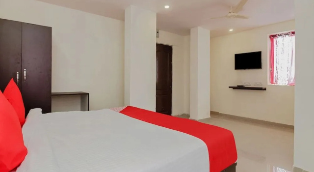 OYO 28743 Golconda Inn, Забронировать Отель Мадхапур 