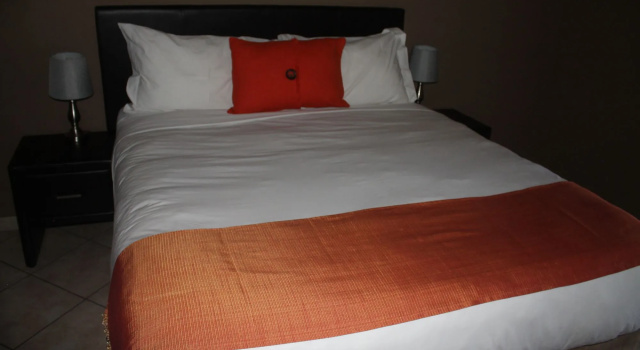 Sleep-Time Guest Lodge, Забронировать Гостевой дом Отели Эмалахлени с парковкой, Парковка