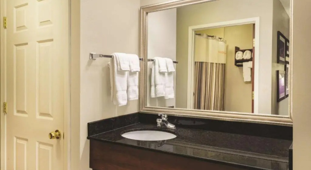 Номер Executive La Quinta Inn & Suites by Wyndham Louisville East