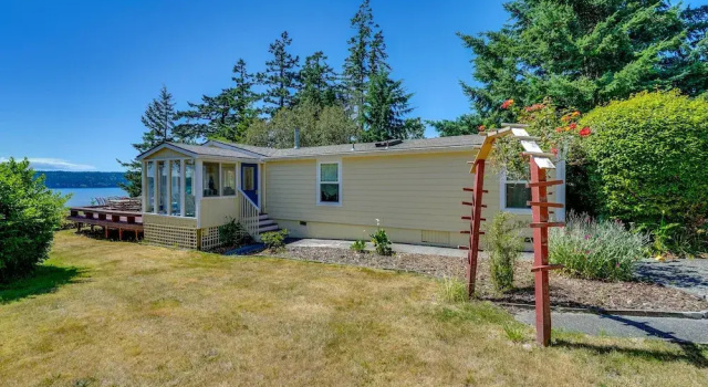 Cozy Langley Retreat: Water Views & Beach Access, Varaa Lomakoti Camano Island Island County