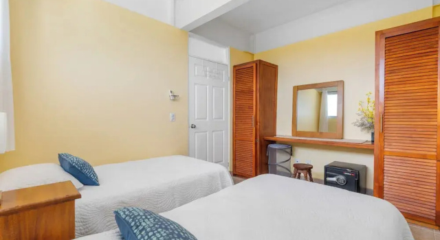 Modern Top-Floor Condo with Panoramic Views and Community Pool, Забронировать Апартаменты/квартира Отели Коко с парковкой, Парковка