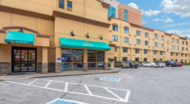 Quality Inn & Suites, Забронировать Отель Ниагарский водопад Онтарио, рядом с Водопад Хорсшу