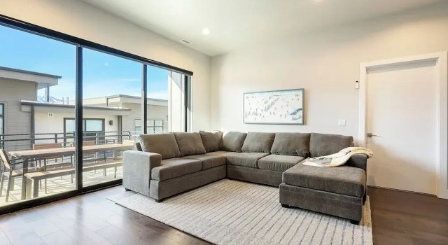 Hideout Haven: Luxe Retreat w/ Lake View & Hot Tub, Брондау Пәтер Hideout United States