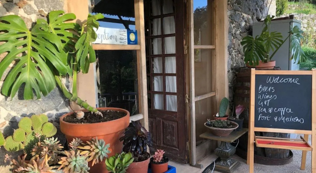 Far Out Oasis, Đặt Khách sạn Monchique Via Algarviana
