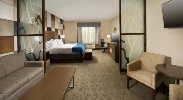 Двухместный люкс c 1 комнатой Holiday Inn Express Hotel & Suites Waco South by IHG