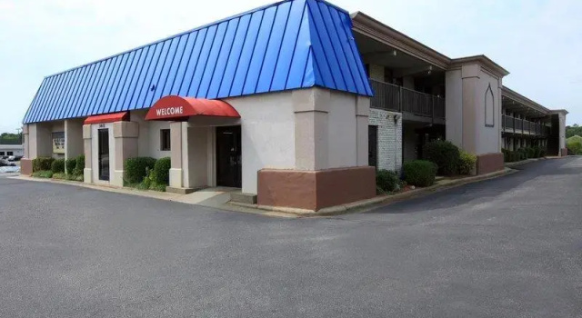 Кровать в общем номере Americas Best Value Inn North Capital