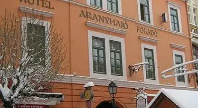 Golden Ship Hotel / Aranyhajo Fogado, Забронировать Отель Отели Печ с завтраком, рядом с Pécs Cathedral, Завтраки