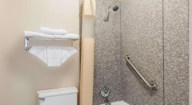 Шестиместный люкс Knights Inn Greenville