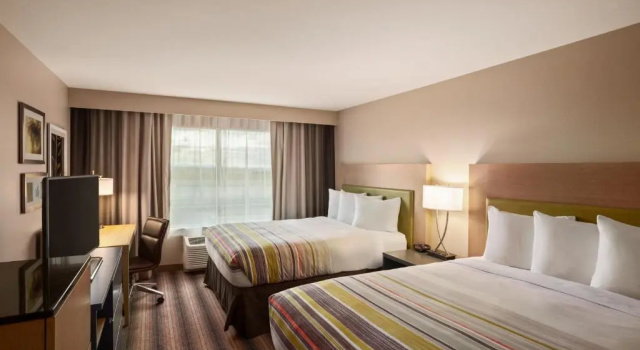 Четырёхместный номер Standard Country Inn & Suites by Radisson, Bozeman, MT