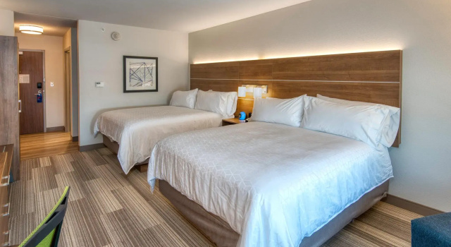 Четырёхместный номер Standard Holiday Inn Express & Suites - Lincoln Downtown by IHG