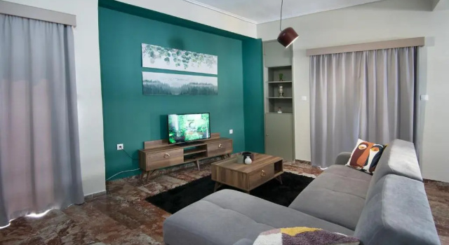 Emerald 110m2 entire floor apt steps to city’s heart