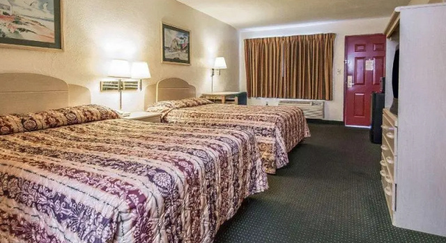 Шестиместный номер Standard Rodeway Inn Gainesville - University Area