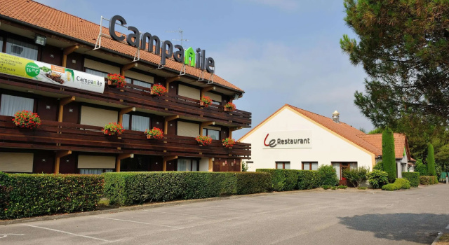 Кровать в общем номере Campanile Marmande