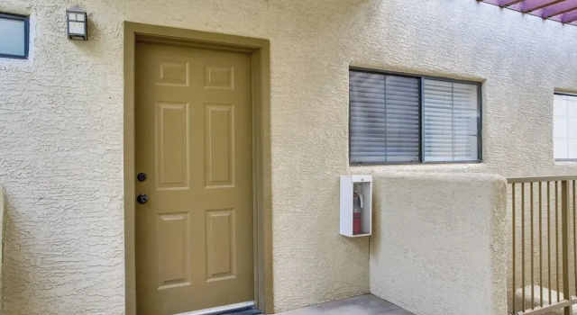 Condo 1 Mi to South Mountain Park! Unwind Poolside, Забронировать Апартаменты/квартира Саут-Маунтин Финикс