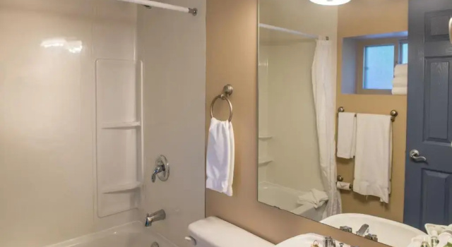 Полулюкс Deluxe Hilltop Inn - Salmon Arm