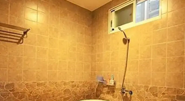 Pat în dormitor E Moh B&B