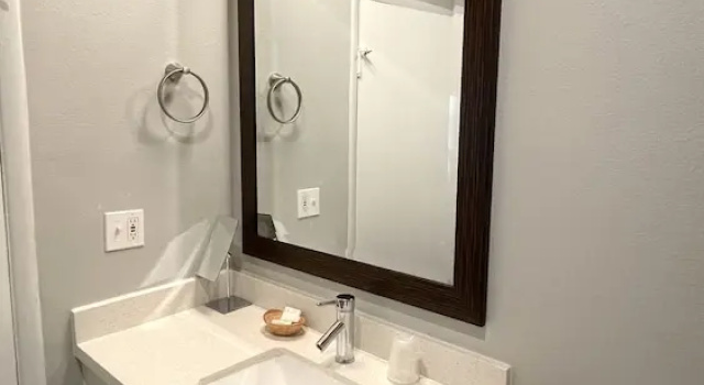 Номер Deluxe Tides Inn & Suites