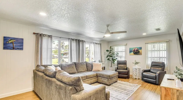 Charming Canalfront Retreat w/ Double Boat Slip!, 예약 휴가용 주택 Astor Ocala National Forest