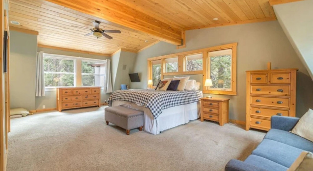 High Pines Hideaway by Avantstay - Newly Remodeled in Tahoe Donner With Hot Tub!, Забронировать Отель Отели Траков с парковкой, рядом с Гольф-клуб Tahoe Donner, Парковка
