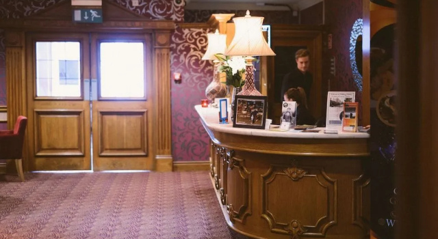 The Farnham Arms Hotel, Забронировать Отель Каван графство Каван, рядом с Tullymongan Castle
