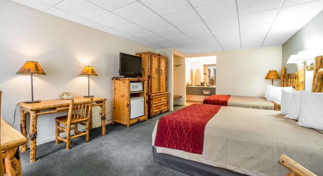 Четырёхместный люкс Rodeway Inn Pronghorn Lodge