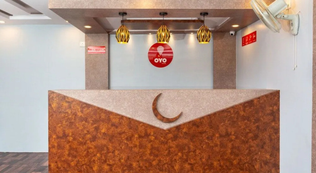 OYO 22105 Hotel Half Moon Inn
