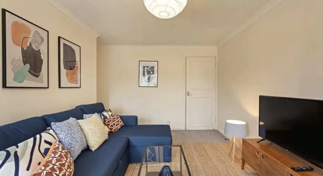 Comfy 6-sleeper Apt w/ Large Patio in W Kensington, Забронировать Отель Отели Большого Лондона 3 звезды, 3*
