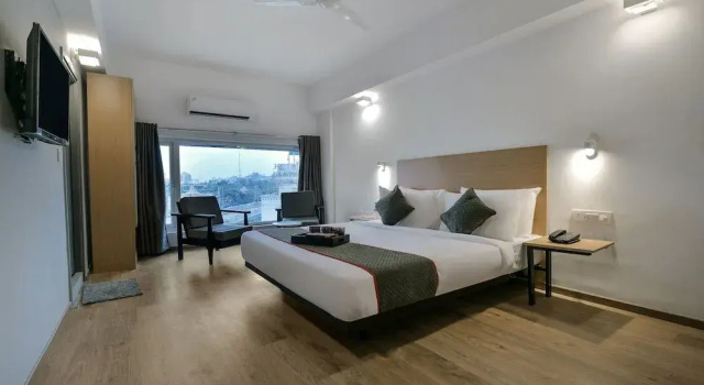 OYO Townhouse 074 Nampally, Забронировать Отель Отели Hyderabad Region с парковкой, Парковка