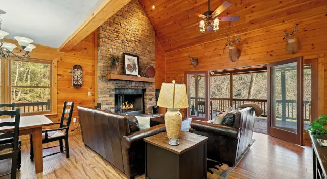 New! Riverfront Retreat Sleeps 12 Ellijay, Book Feriehus Ellijay 