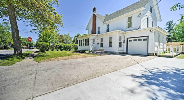 Home w/ Patio, 2 Blocks to St. Lawrence River, Забронировать Дом для отпуска Отели Клейтон с парковкой, Парковка