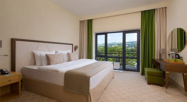 Люкс с 2 комнатами с балконом и с видом на сад Грин Резорт Отель и Спа