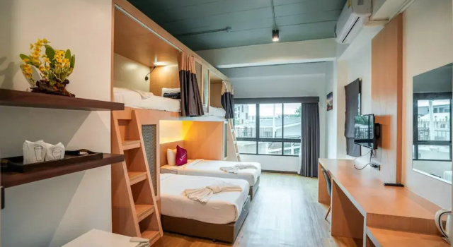 Четырёхместный номер Deluxe Family с балконом и с видом на бассейн Phuket Airport Place