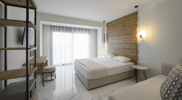 Полулюкс с балконом и с красивым видом из окна Thetis Boutique Apartments - Adults Only