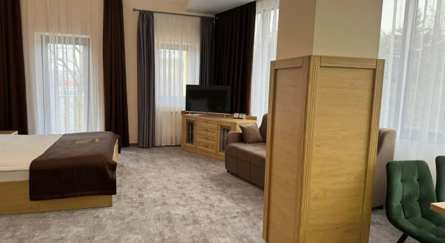 Двухместные апартаменты клубные с балконом и с красивым видом из окна Бугарь Отель